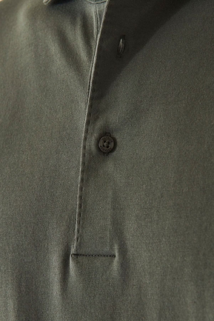 Polo en coton stretch à manches longues avec col surpiqué et bouton, couleur kaki.