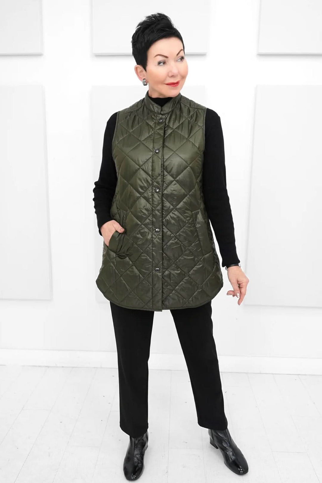 Gilet matelassé Pearl d'Ilse Jacobsen en vert olive, élégant et léger, parfait pour une superposition chic.
