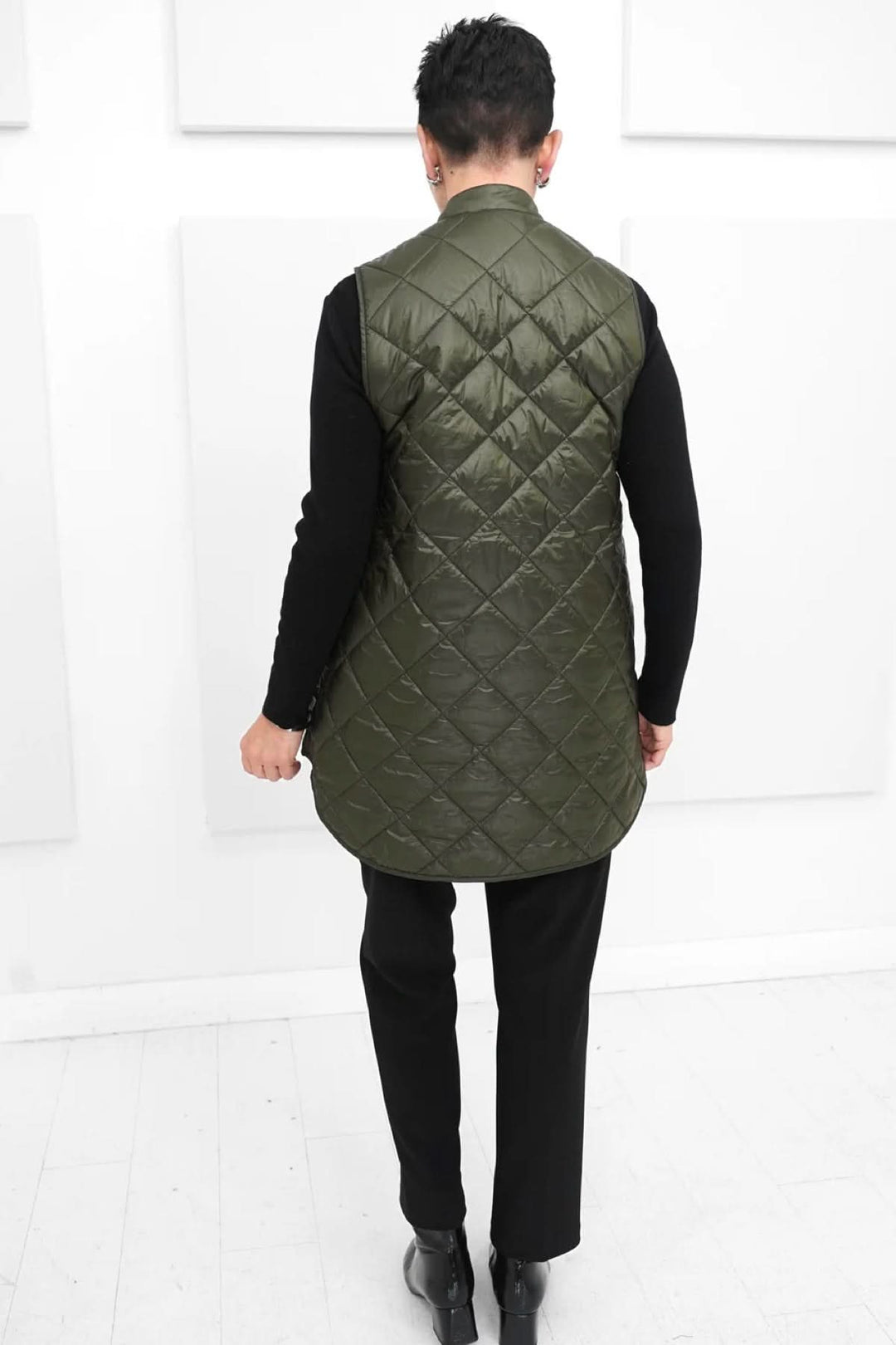 Gilet matelassé Pearl d'Ilse Jacobsen en vert olive, vue arrière, design chic et confortable.