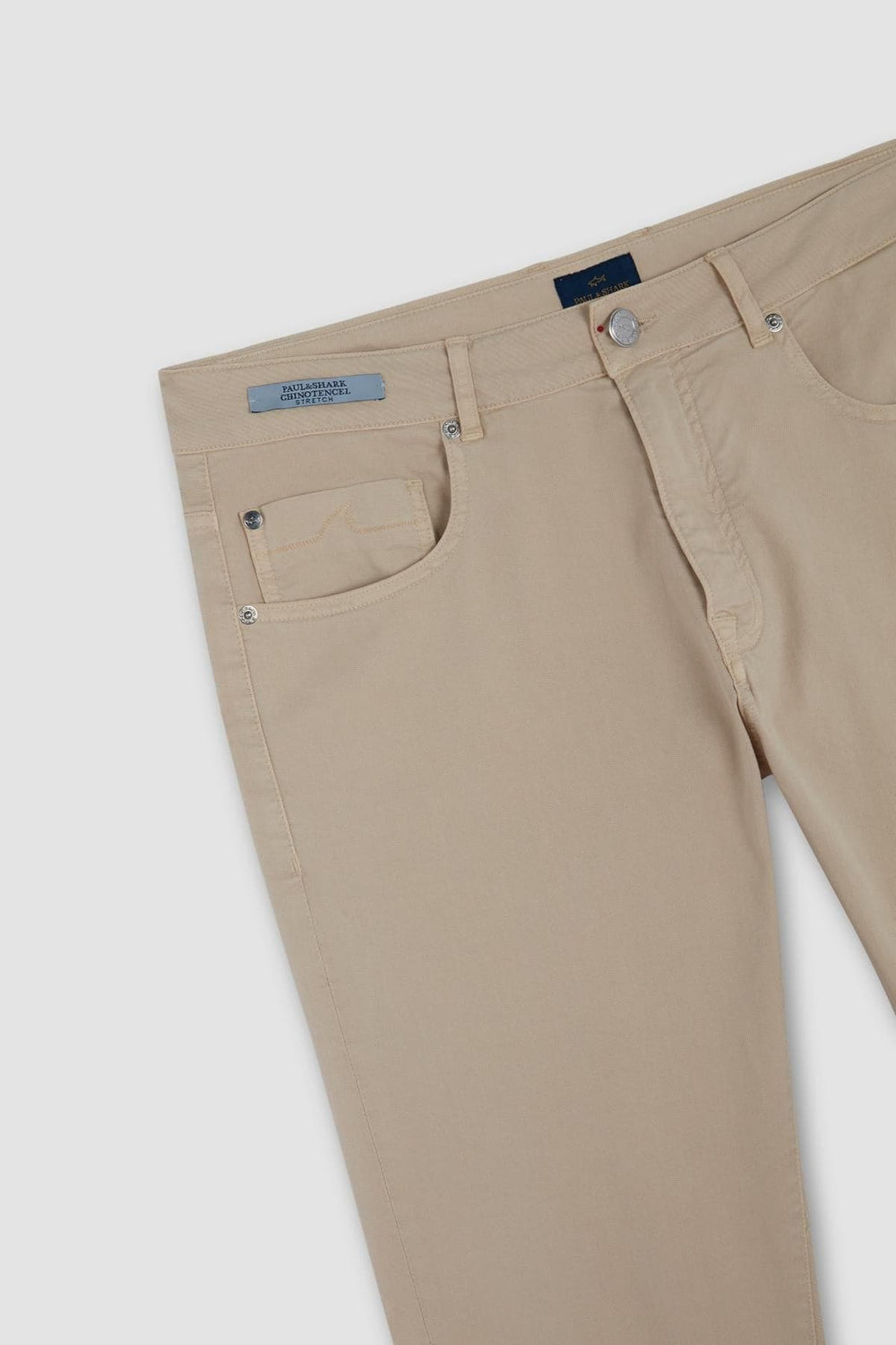 Pantalon chino beige en coton stretch, coupe ajustée, essentiel du vestiaire masculin.