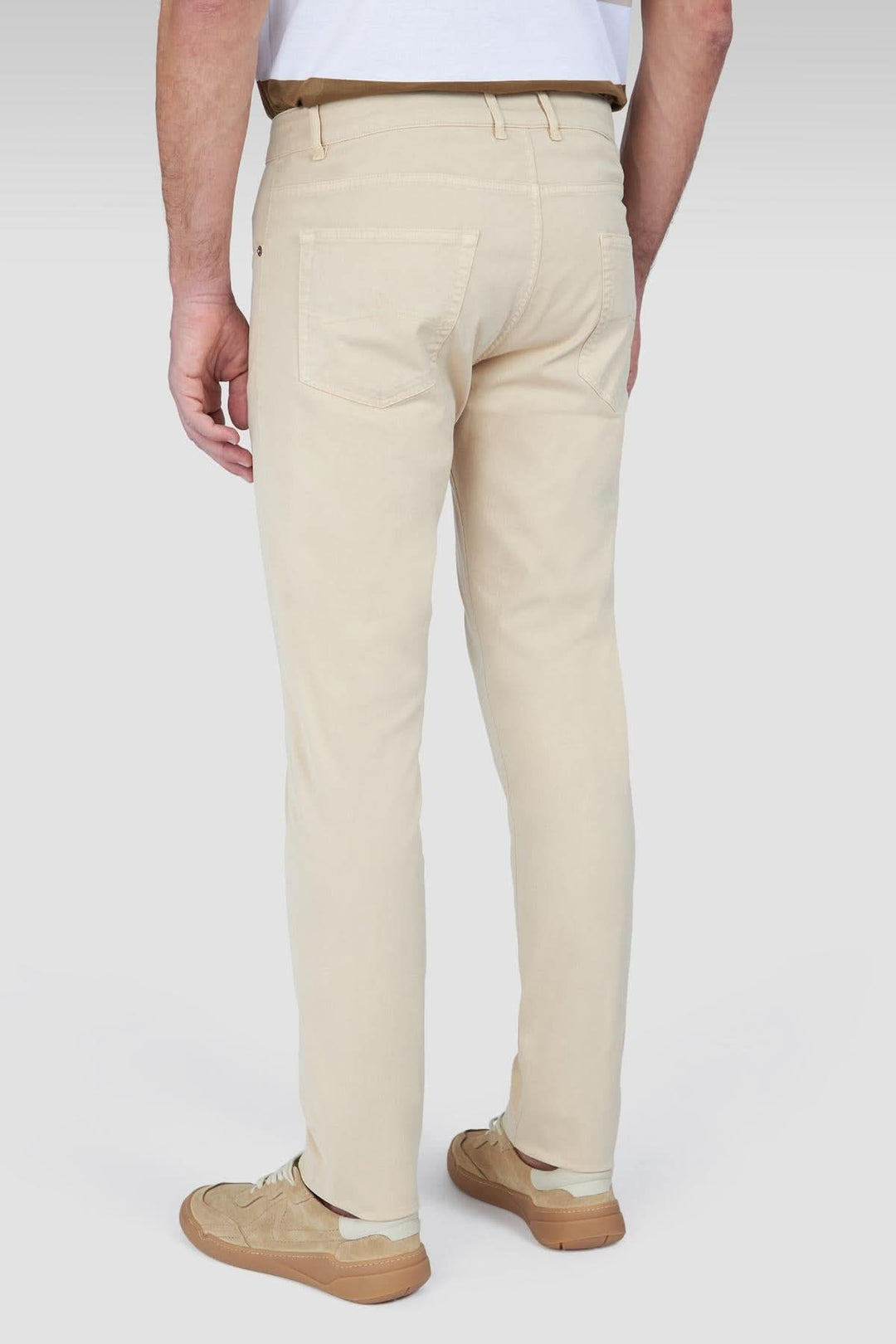 Pantalon chino beige pour homme, coupe ajustée, en coton stretch, vu de dos.