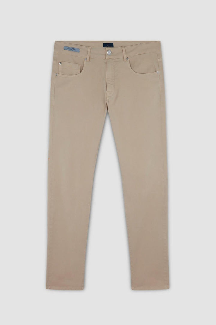 Pantalon chino beige 5 poches en coton stretch, coupe ajustée pour un look moderne et élégant.