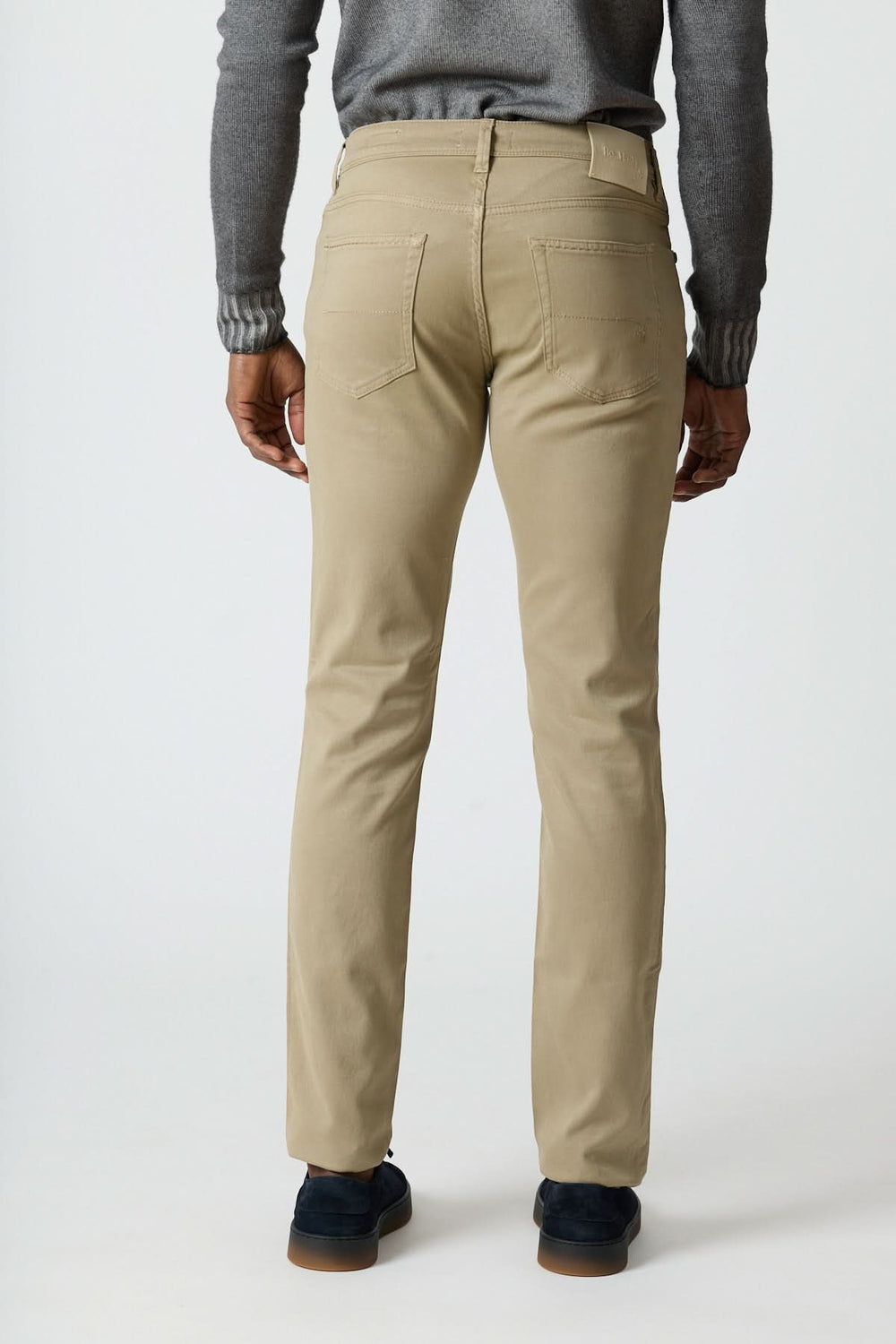 Back view of a man wearing a Pantalon 5 poches en sergé coton-lyocell, showcasing elegant Italian design and comfort.