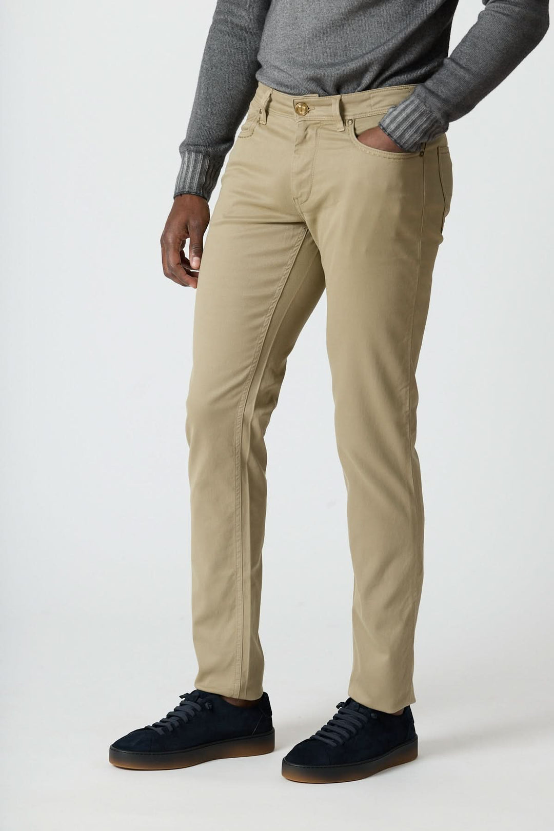 Homme portant un pantalon 5 poches en sergé coton-lyocell élégant et décontracté, idéal pour un look soigné en été.