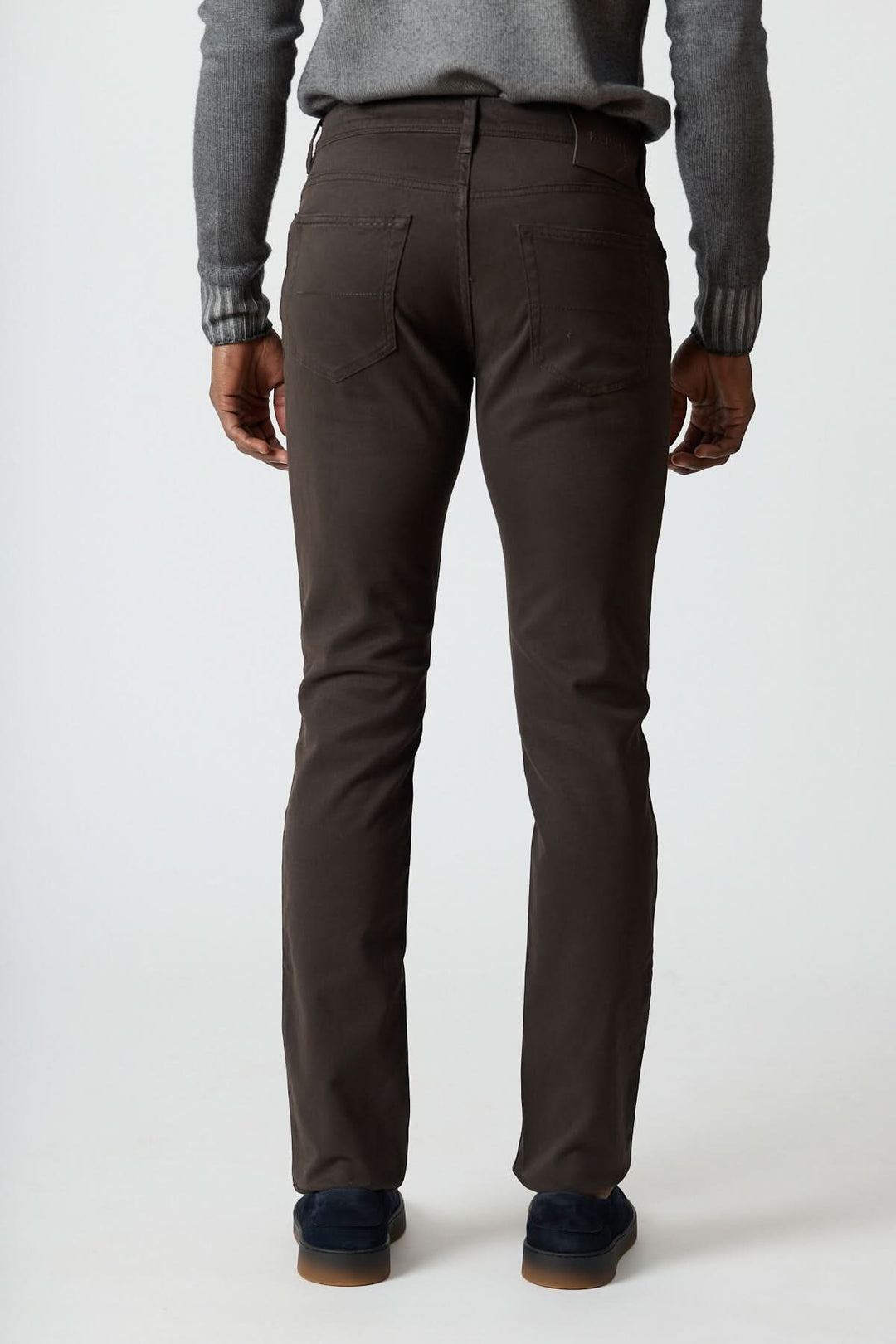 Homme portant un pantalon 5 poches en sergé coton-lyocell noir, chic et confortable, idéal pour l'été.