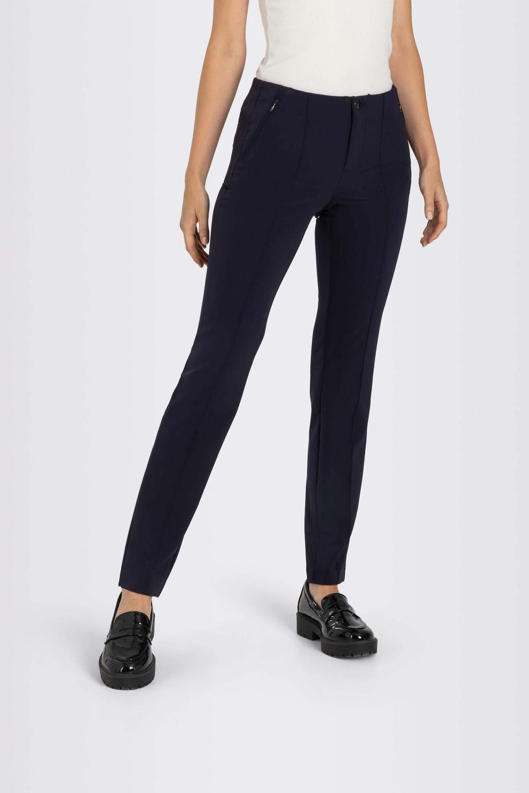 Pantalon Anna Zip New, coupe ajustée, jambe fine, couleur bleu marine, parfait pour le bureau ou un look décontracté.