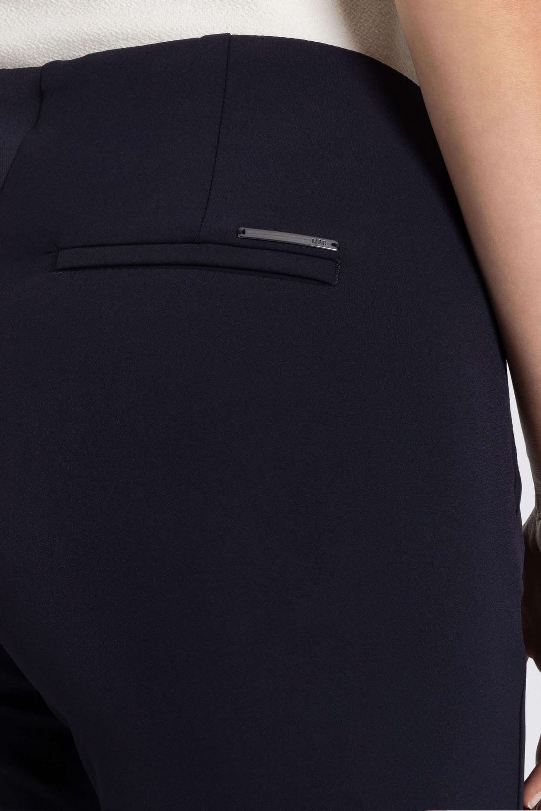 Détail du pantalon Anna Zip New montrant la poche arrière élégante et moderne en tissu noir.