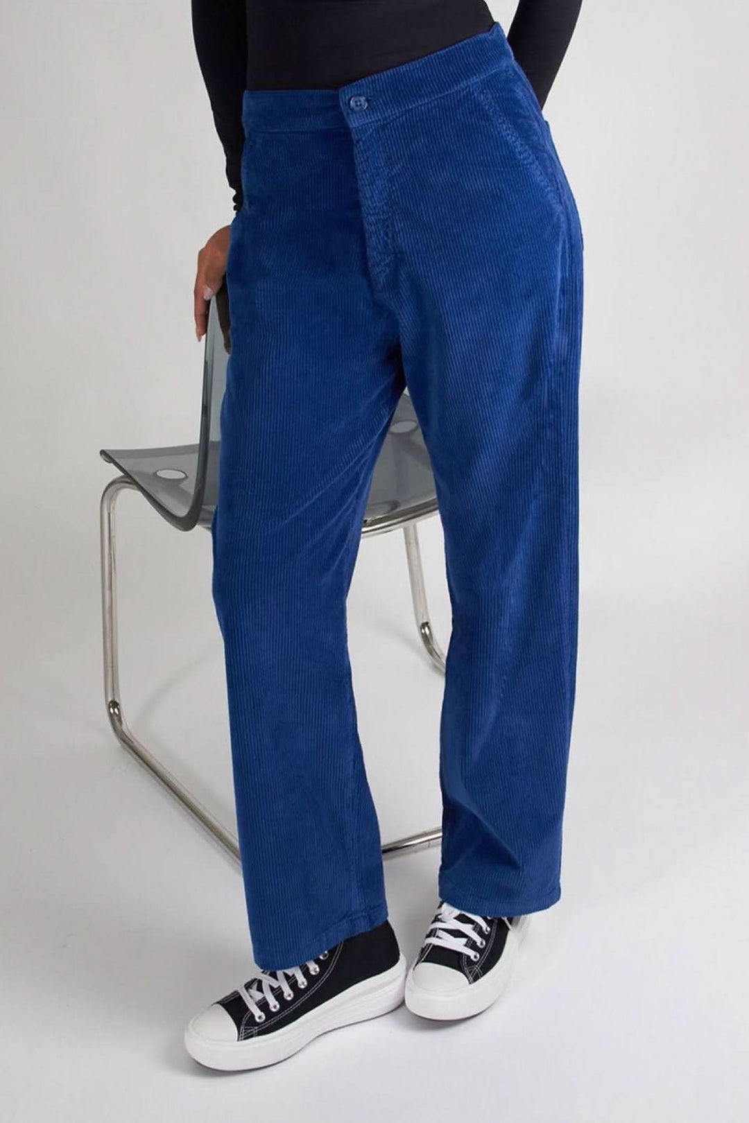 Pantalon Baltimore en velours bleu, coupe droite, élégant et confortable avec 4 poches, parfait pour un style casual.