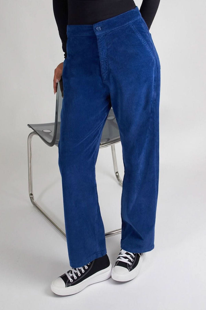 Pantalon Baltimore en velours bleu, coupe droite, élégant et confortable avec 4 poches, parfait pour un style casual.