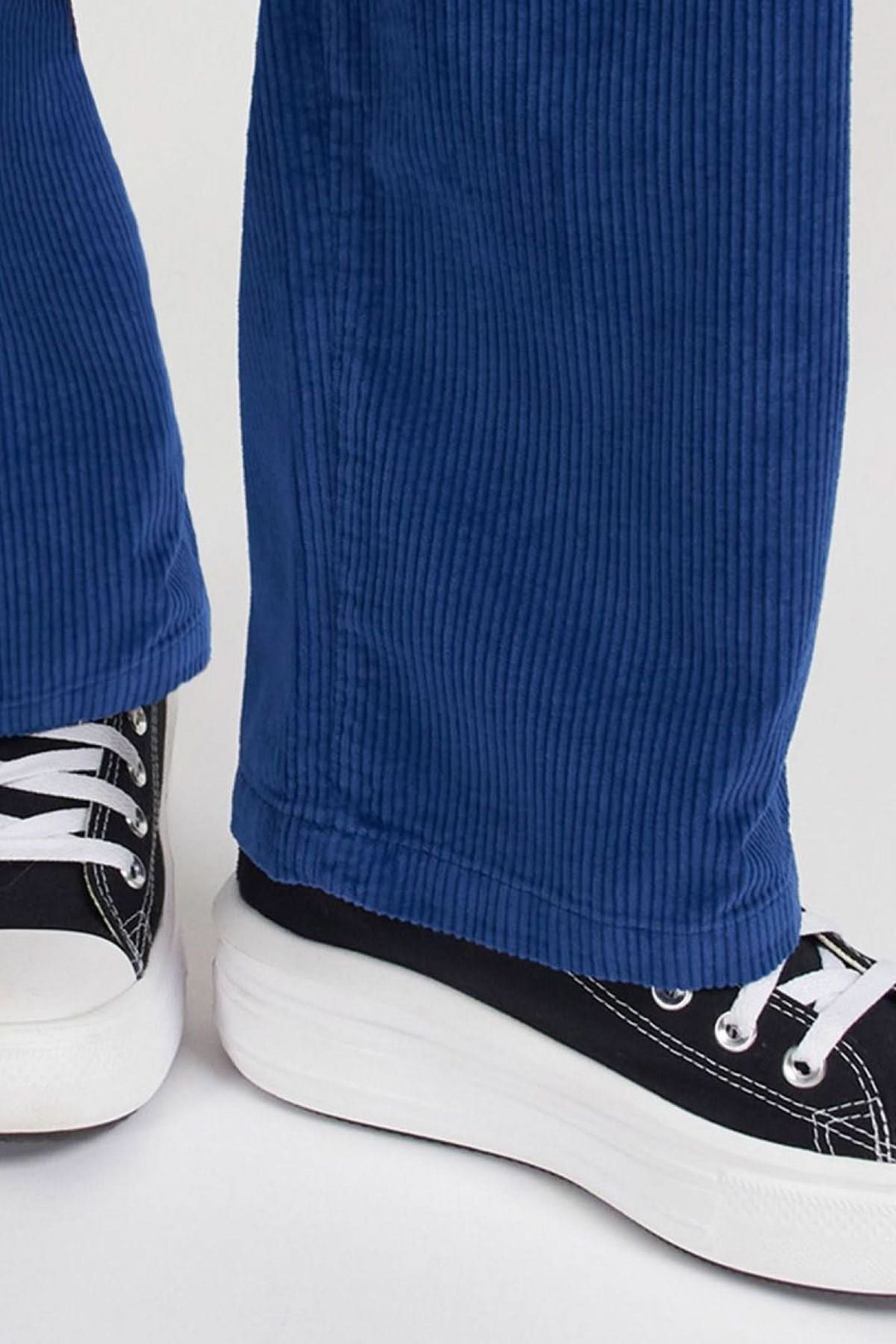 Détails du pantalon Baltimore en velours bleu, associé à des chaussures noires pour un look décontracté et tendance.