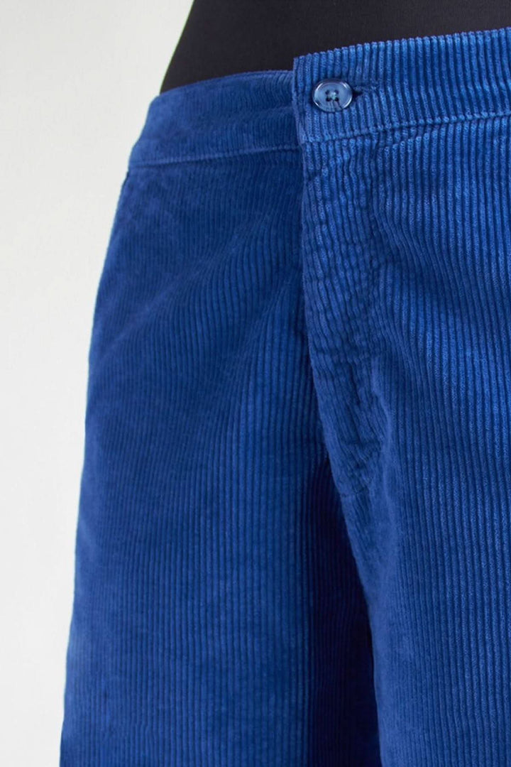 Pantalon Baltimore en velours bleu avec coupe droite et bouton, offrant confort et style.