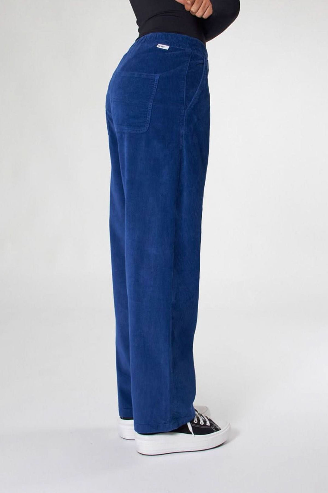 Pantalon Baltimore en velours bleu, coupe droite avec 4 poches, parfait pour un style casual et tendance.