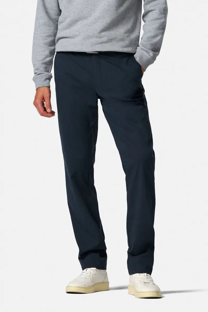 Pantalon Bonn en tissu technique, coupe droite, taille élastiquée, couleur bleu marine, style décontracté.