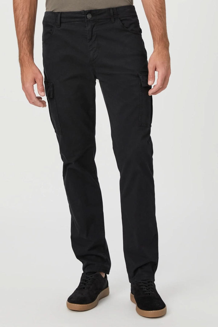 Pantalon cargo Robin en satin noir, ajusté avec poches utilitaires sur les côtés, style moderne et confortable.
