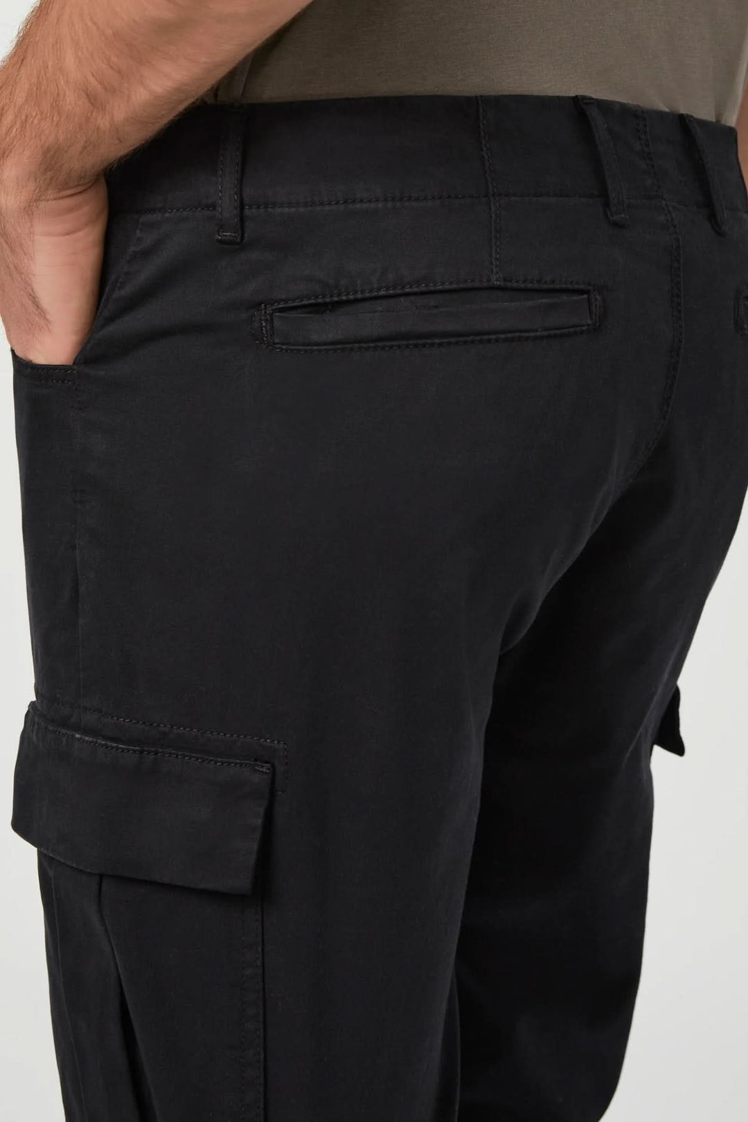 Détails arrière du pantalon cargo Robin en satin noir avec poches utilitaires.