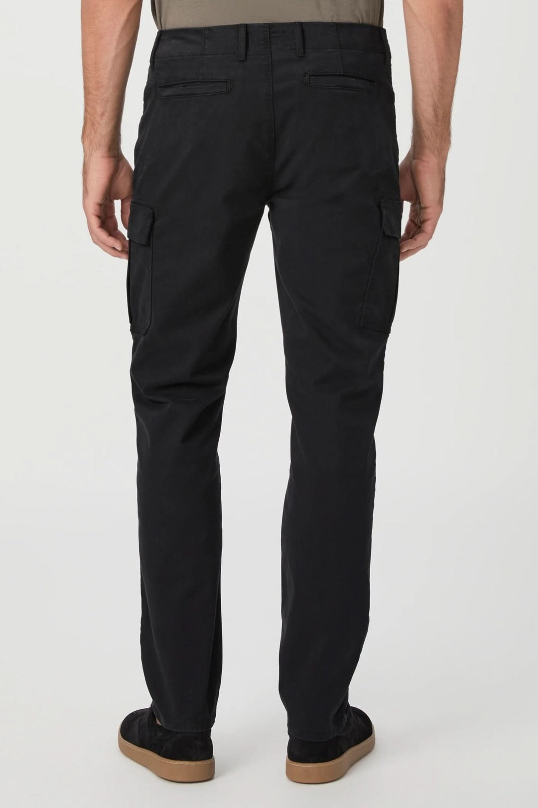 Pantalon cargo Robin noir avec poches sur les côtés, ajusté à la taille et effilé aux chevilles.