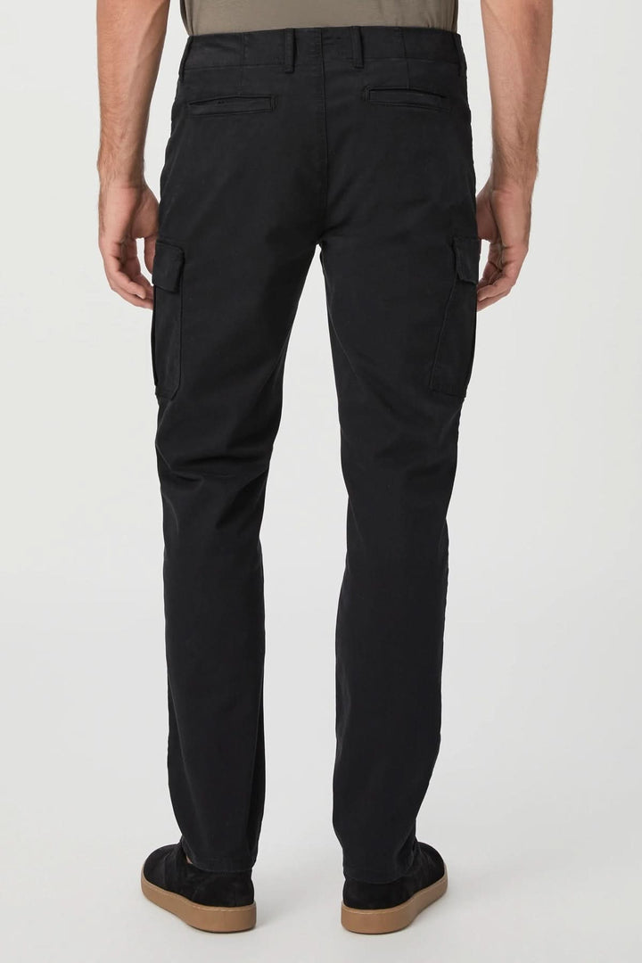 Pantalon cargo Robin noir avec poches sur les côtés, ajusté à la taille et effilé aux chevilles.
