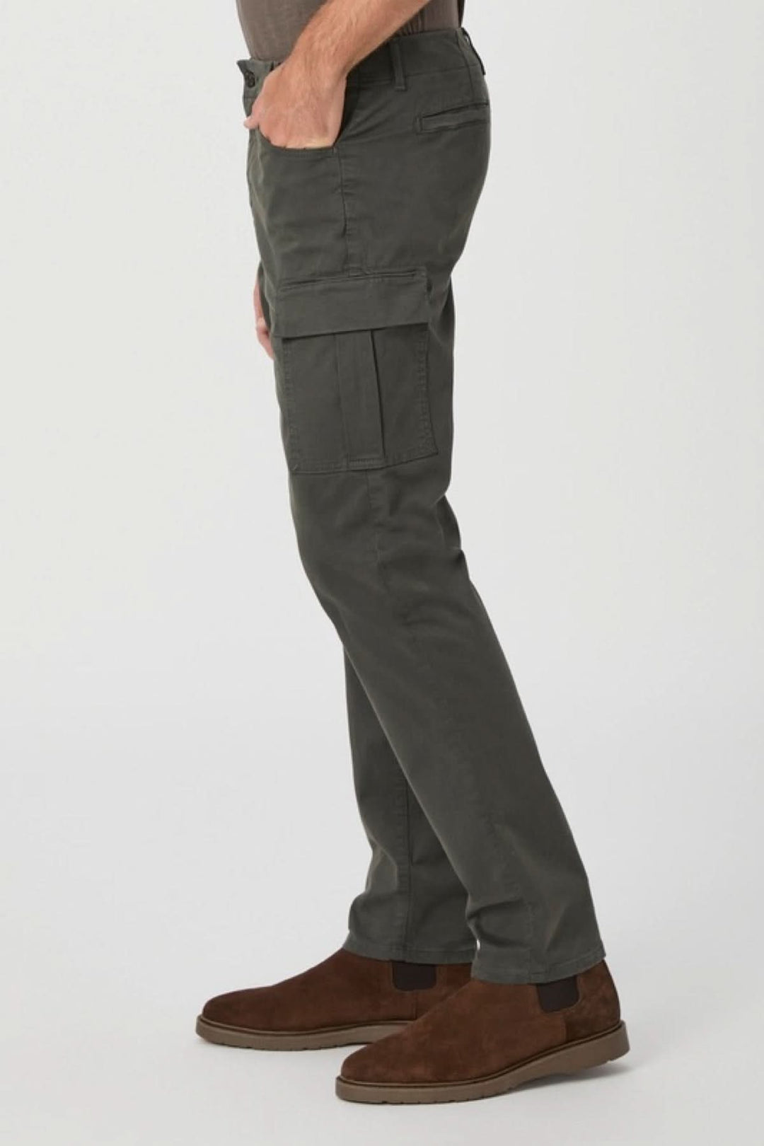 Pantalon cargo homme en satin extensible, coupe ajustée, poches sur le côté, coloris gris.