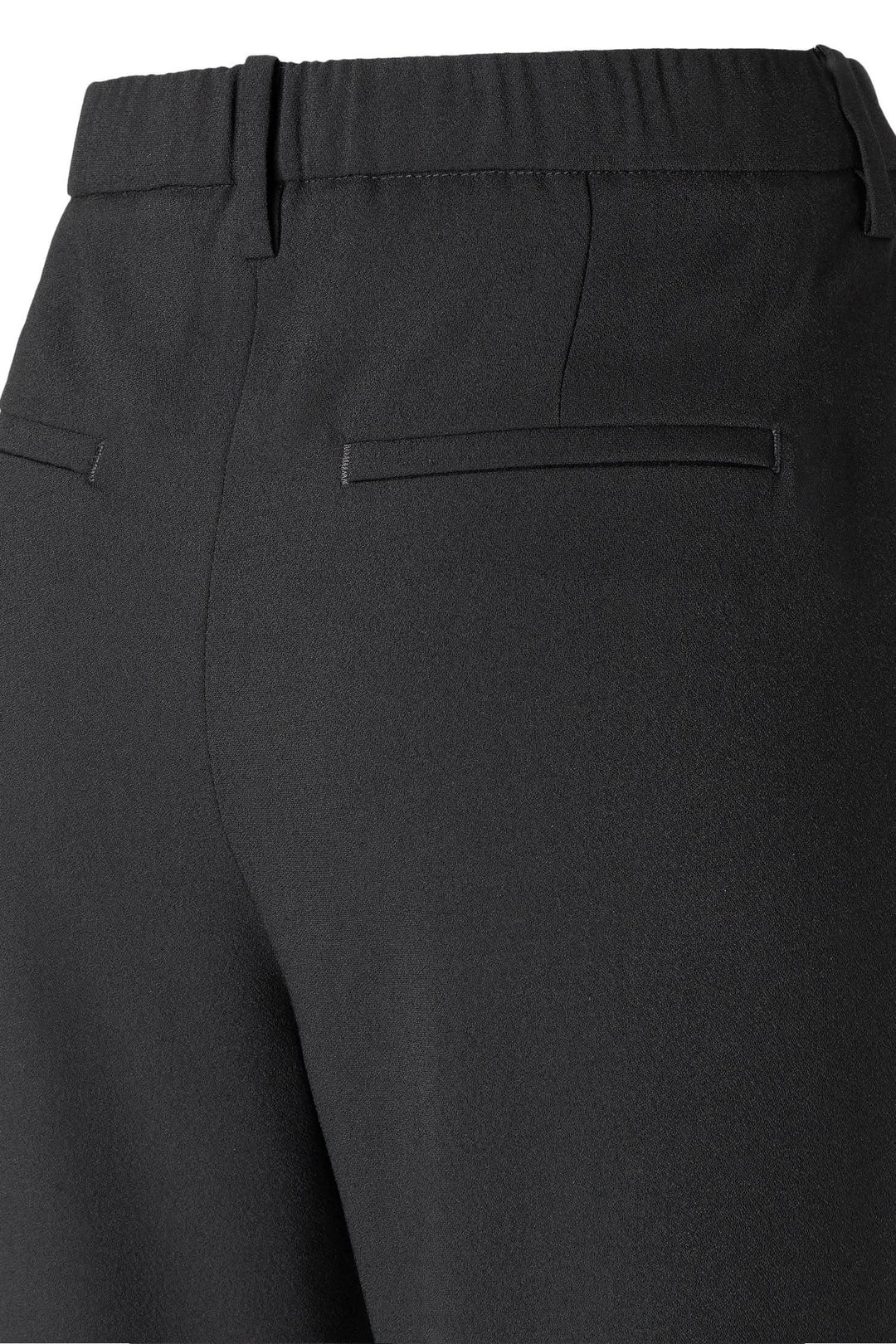 Détail du pantalon Chelsea noir avec taille élastique et poches arrière.
