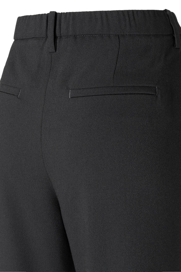 Détail du pantalon Chelsea noir avec taille élastique et poches arrière.
