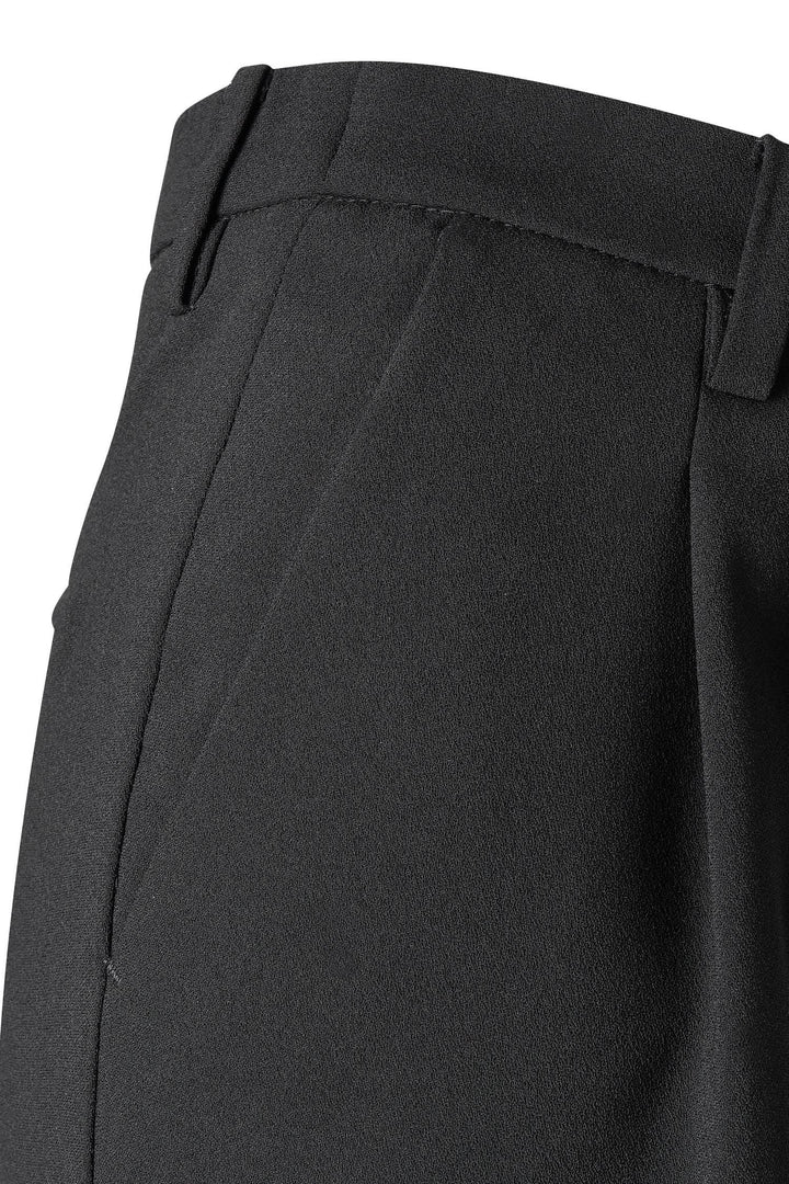 Pantalon Chelsea noir avec plis français et taille élastique, parfait pour un look chic et sophistiqué.