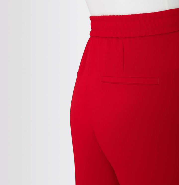 Pantalon Chiara Cropped rouge avec taille élastique et coupe large, offrant confort et style décontracté.