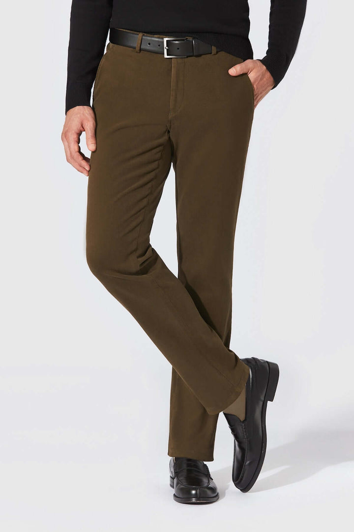 Homme portant le Pantalon Chino Trento élégant en coton sergé marron, coupe ajustée, parfait pour une tenue professionnelle décontractée