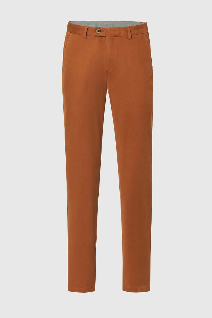 Pantalon Chino Trento par HILTL, pantalon élégant en sergé de coton marron, coupe ajustée, confort élastique pour travail ou loisirs.