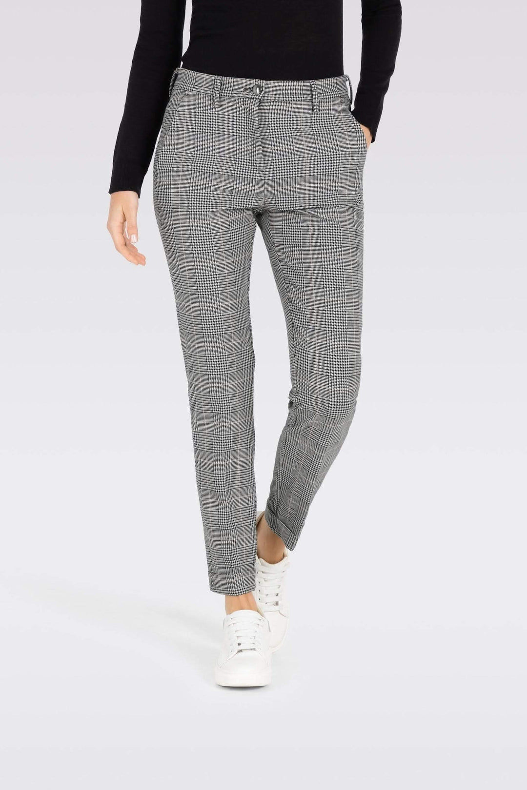 Pantalon chino à carreaux pour femme, coupe slim, avec poches et ourlet retourné, style élégant et confortable.