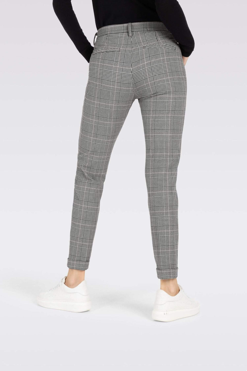 Pantalon chino slim avec ourlet, arrière, motif à carreaux, style élégant et confortable.