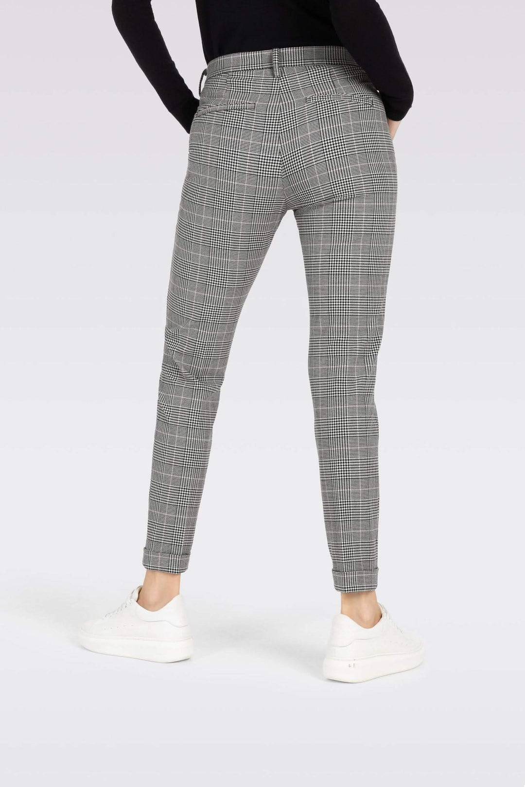 Pantalon chino slim avec ourlet, arrière, motif à carreaux, style élégant et confortable.
