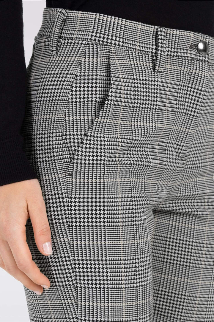 Pantalon chino à motif tartan, coupe slim, avec poches et ourlet pour un style élégant et confortable.