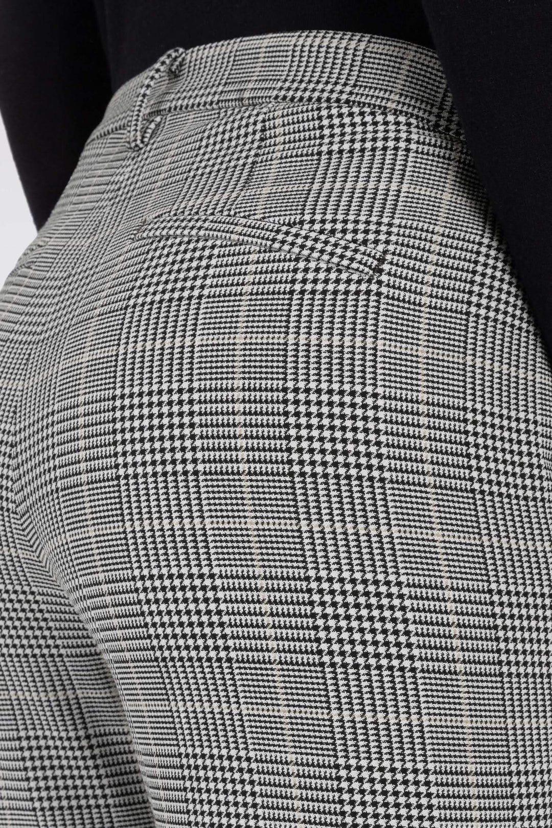 Détail d'un pantalon chino à motif pied-de-poule avec poches classiques et ourlet élégant.