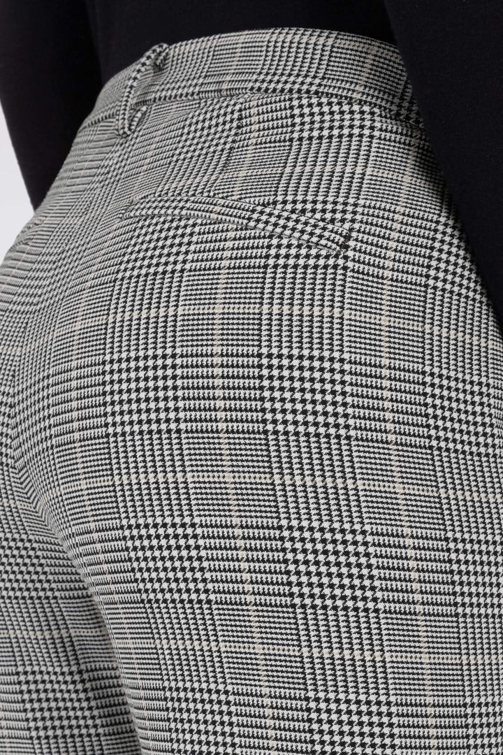 Détail d'un pantalon chino à motif pied-de-poule avec poches classiques et ourlet élégant.