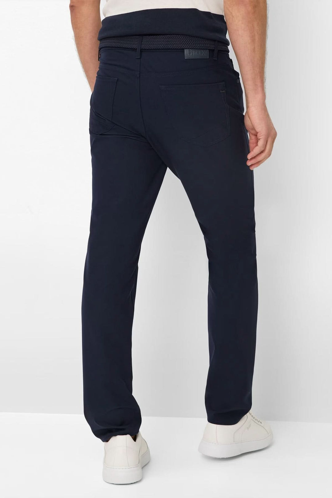 Pantalon Chuck vue arrière, silhouette droite moderne, bleu marine, look soigné pour tous les jours, confort et polyvalence assurés.