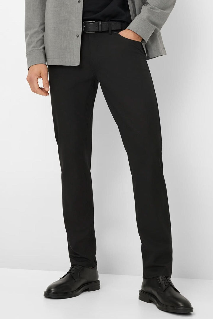 Pantalon Chuck : pantalon à la coupe droite et moderne, idéal pour un style soigné. Matière extensible et polyvalente pour un confort optimal.