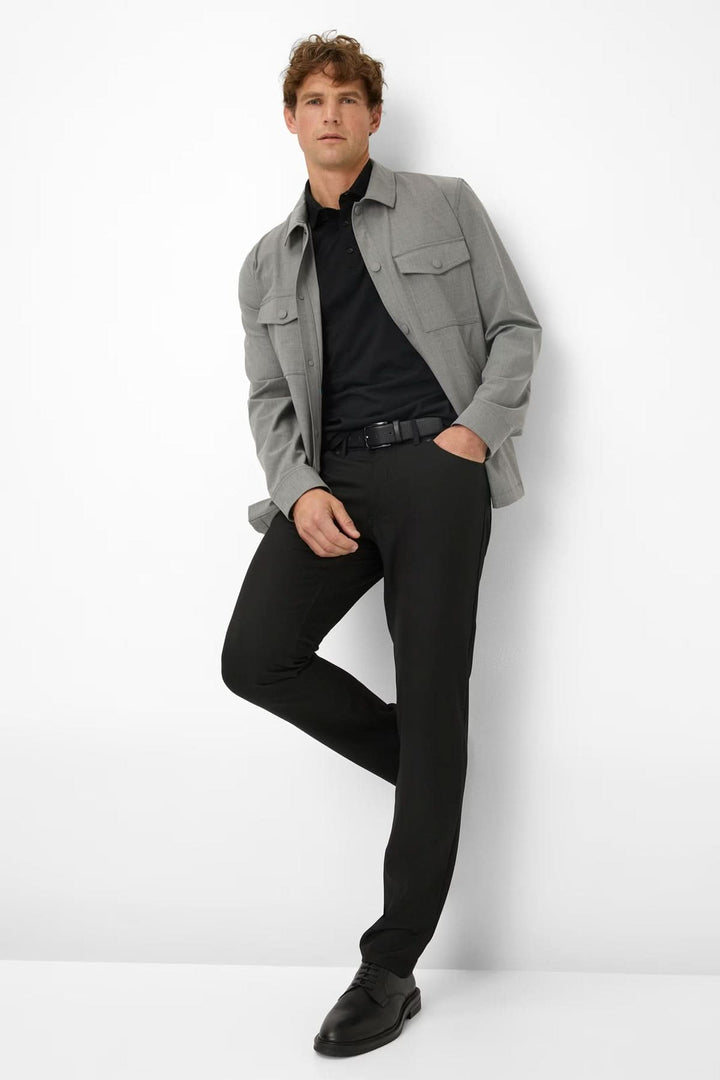 Homme portant un Pantalon Chuck avec coupe droite et style moderne, idéal pour un look décontracté ou habillé.