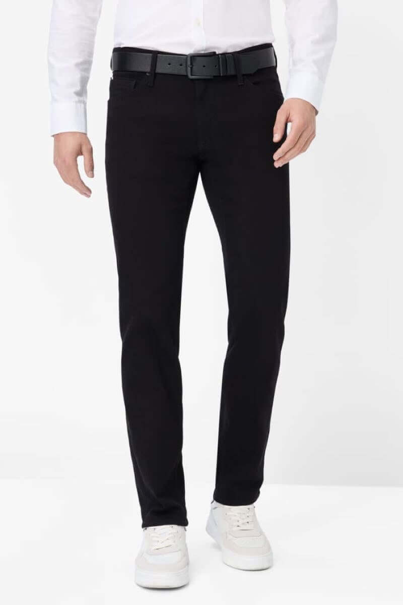 Pantalon CHUCK homme, jeans cinq poches noirs avec ceinture, style moderne et confortable.