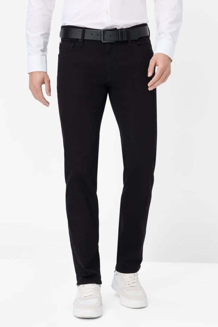 Pantalon CHUCK homme, jeans cinq poches noirs avec ceinture, style moderne et confortable.
