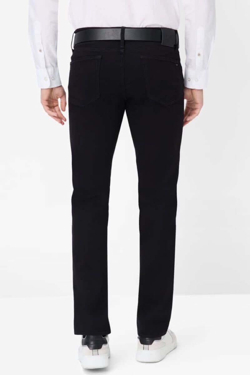 Pantalon Chuck noir pour homme, coupe moderne, vue arrière avec ceinture et t-shirt blanc.