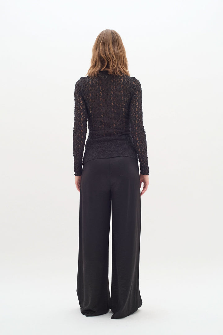 Pantalon Didra, pantalon droit satiné noir, vue arrière, chic et minimaliste.