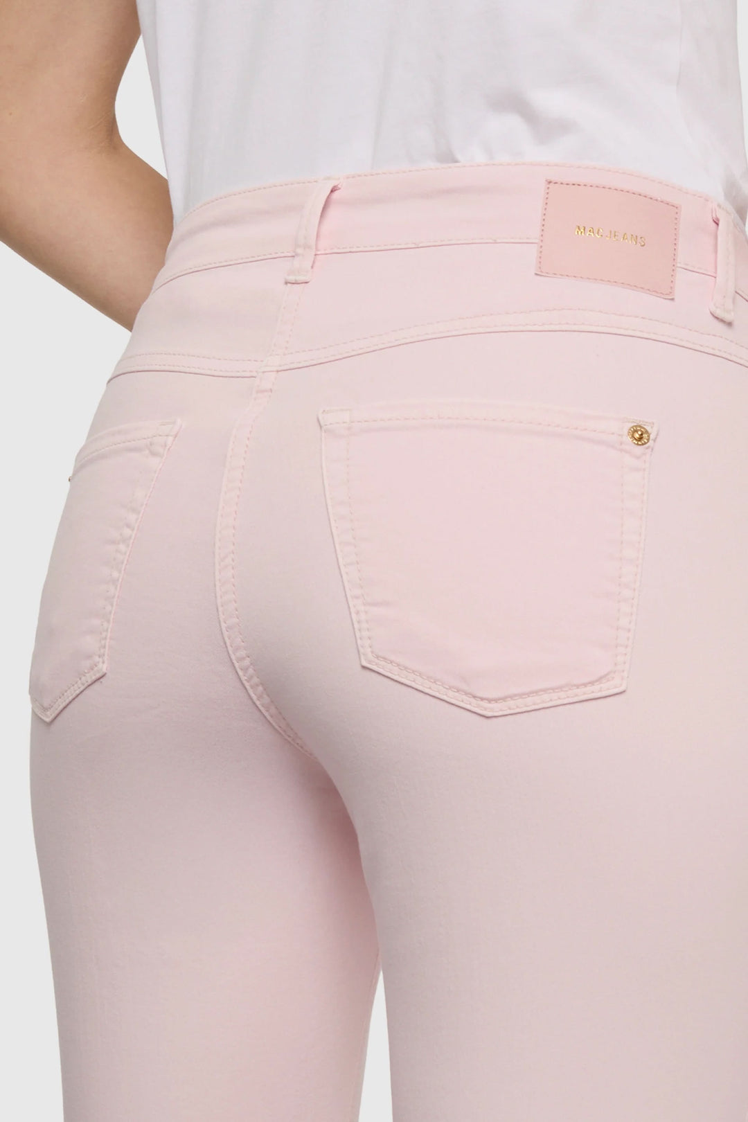 Pantalon Dream Summer en rose clair avec coupe ajustée et longueur cheville, montrant les détails des poches arrière.