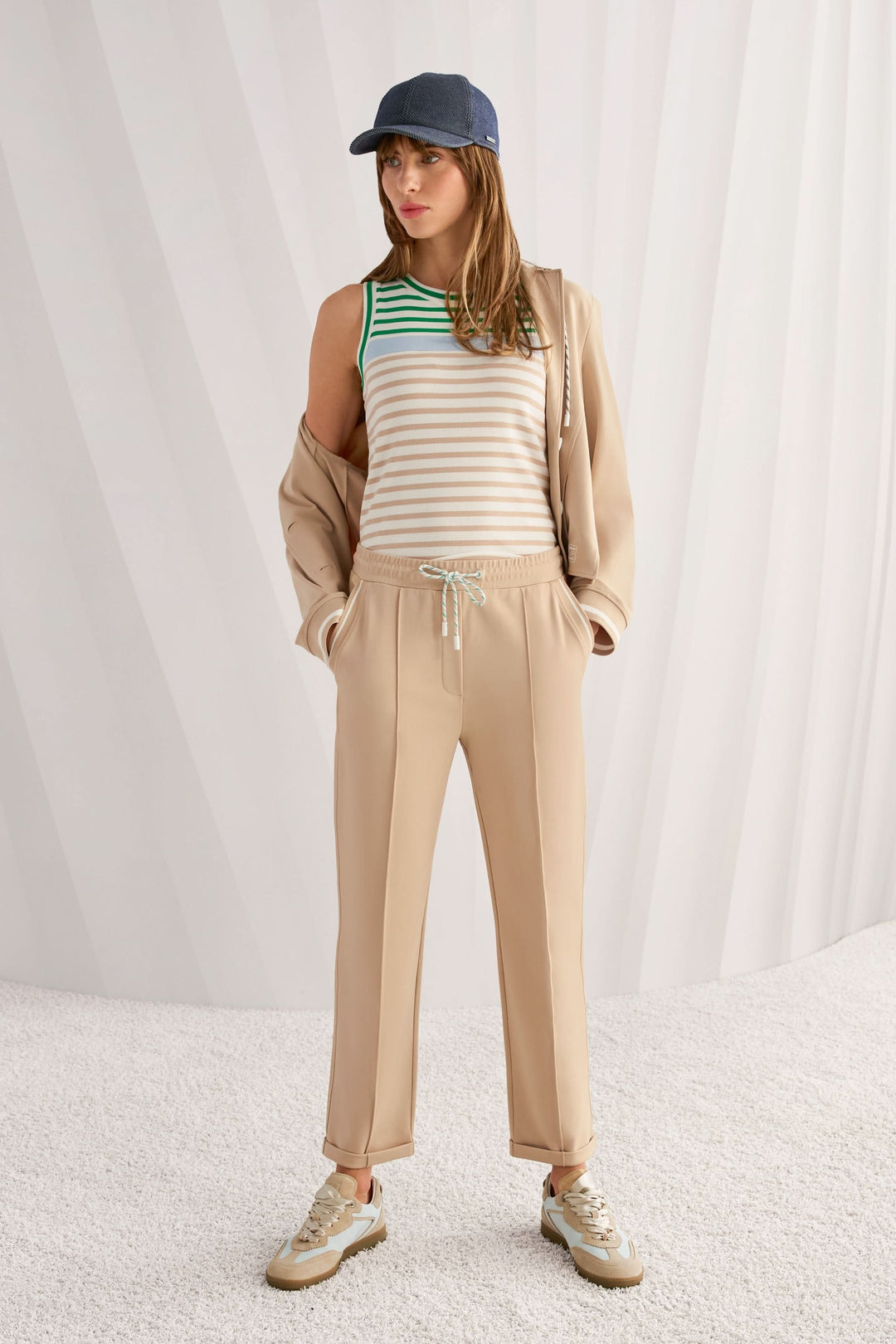 Femme portant le Pantalon FRIA à enfiler en mélange de coton avec taille élastique et cordon, look casual chic maîtrisé.