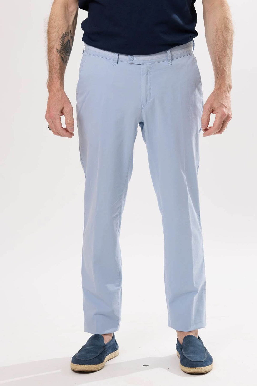 Pantalon Felix léger en bleu clair à coupe droite, idéal pour un look élégant et décontracté.