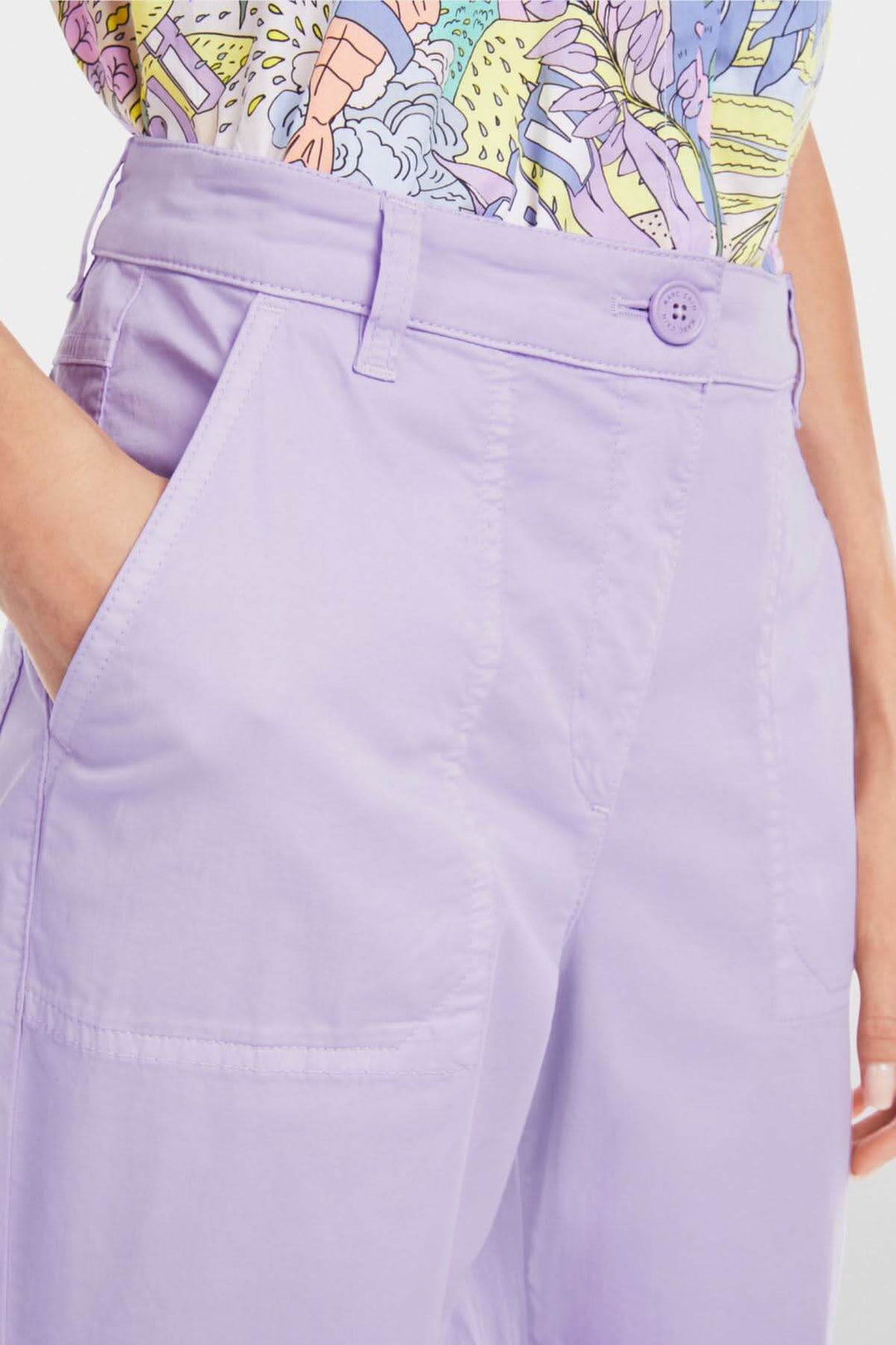 Détails du pantalon Franca, en coton léger, avec poches avant et taille ajustée, couleur lavande.