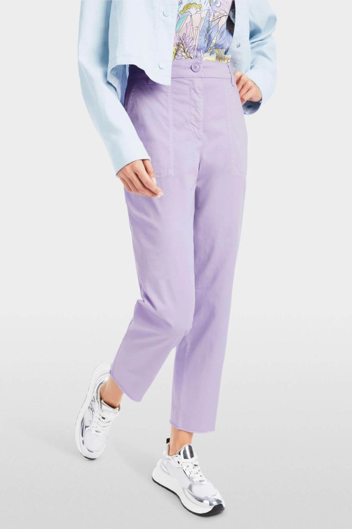 Pantalon Franca 7/8 en coton léger et stretch, couleur lilas, porté avec une veste bleue et tee-shirt stylé.