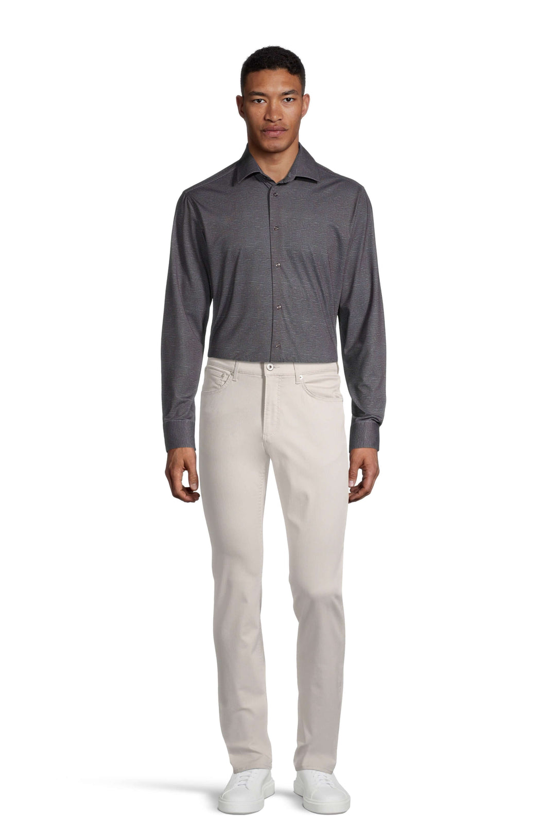 Homme portant le pantalon Hi-Flex Chuck, style moderne, coupe droite et look décontracté.