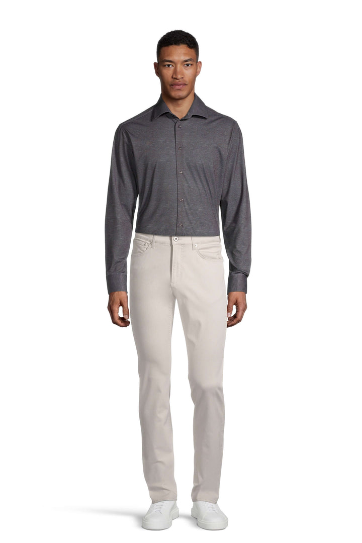 Homme portant le pantalon Hi-Flex Chuck, style moderne, coupe droite et look décontracté.