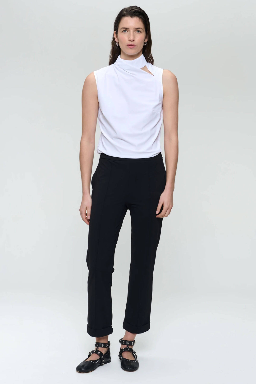 Pantalon Irena noir à jambe droite, associé à top blanc élégant, offrant un look chic et décontracté.