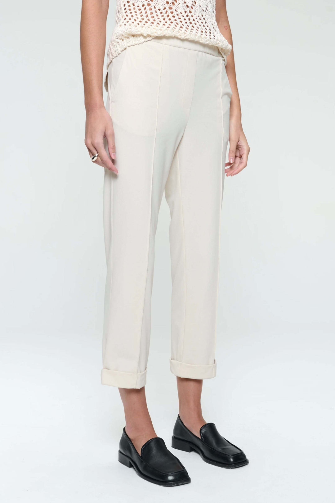 Pantalon Irena beige à revers, coupe droite, élégant et confortable, parfait pour diverses occasions.